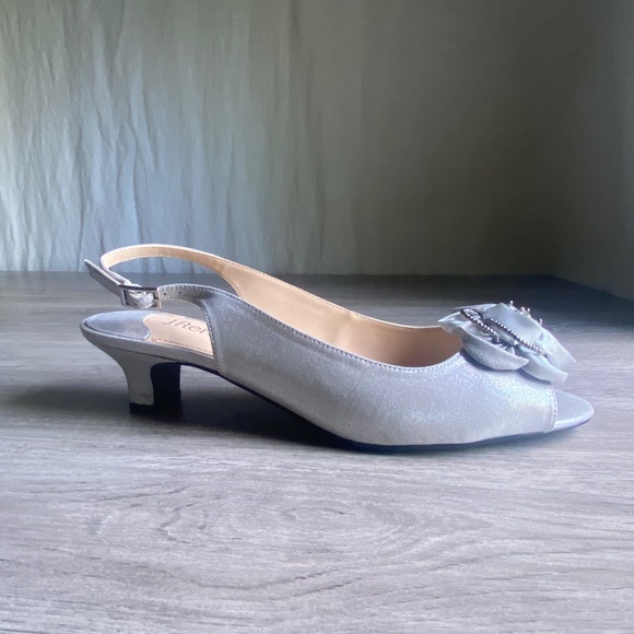 NWOT J. Renee Kitten Heel Sandals Sz 10M Slingback Peep Toe Flower Silver Party - Picture 5 of 12
